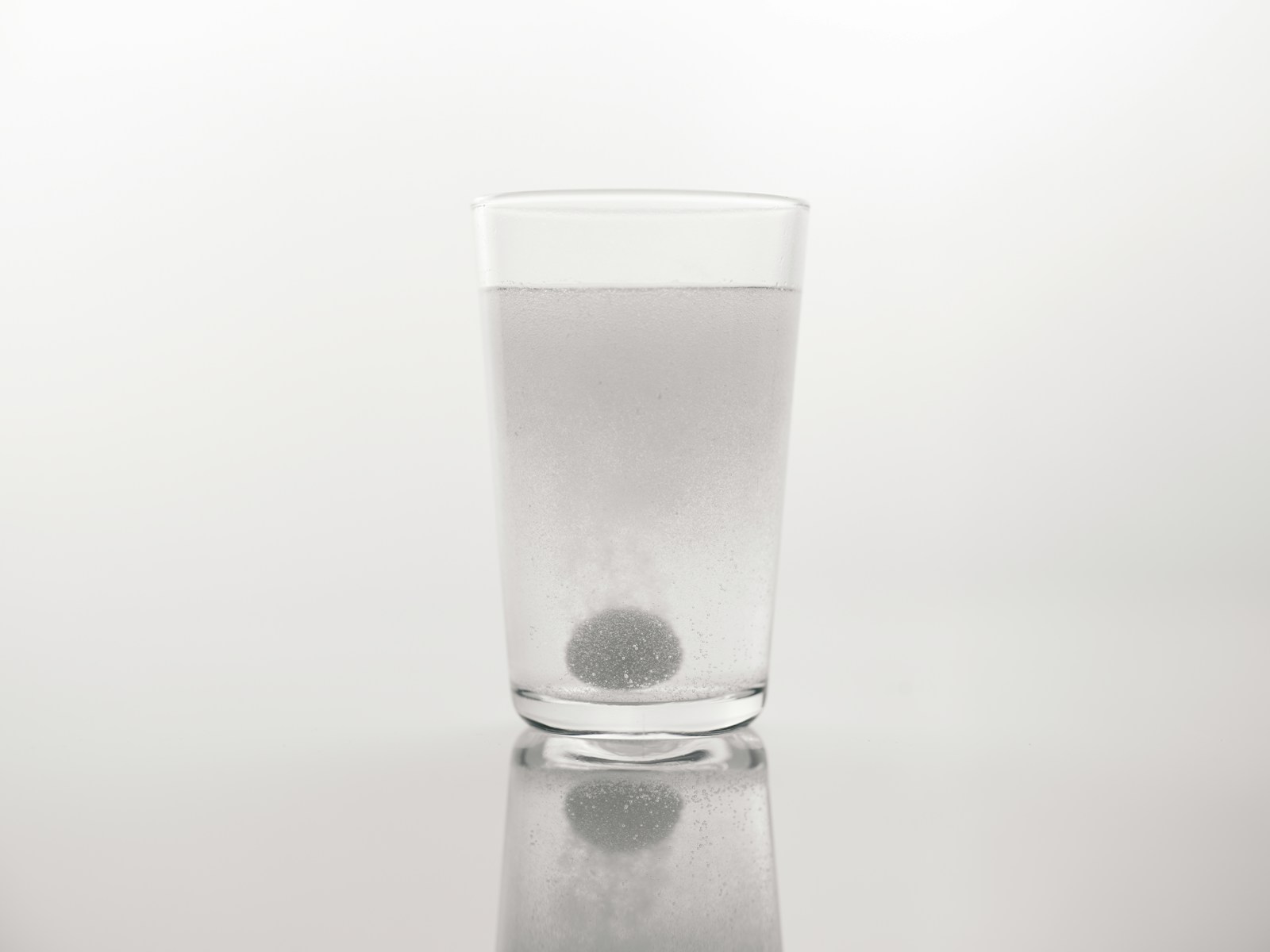 Tabletka musująca w szklance wody