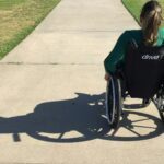 kobieta siedzi na wózku inwalidzkim