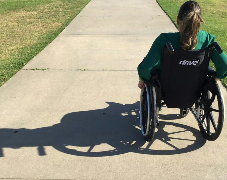 kobieta siedzi na wózku inwalidzkim