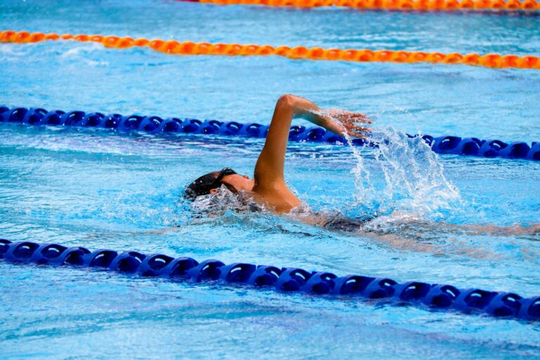 osoba pływająca na basenie olimpijskim